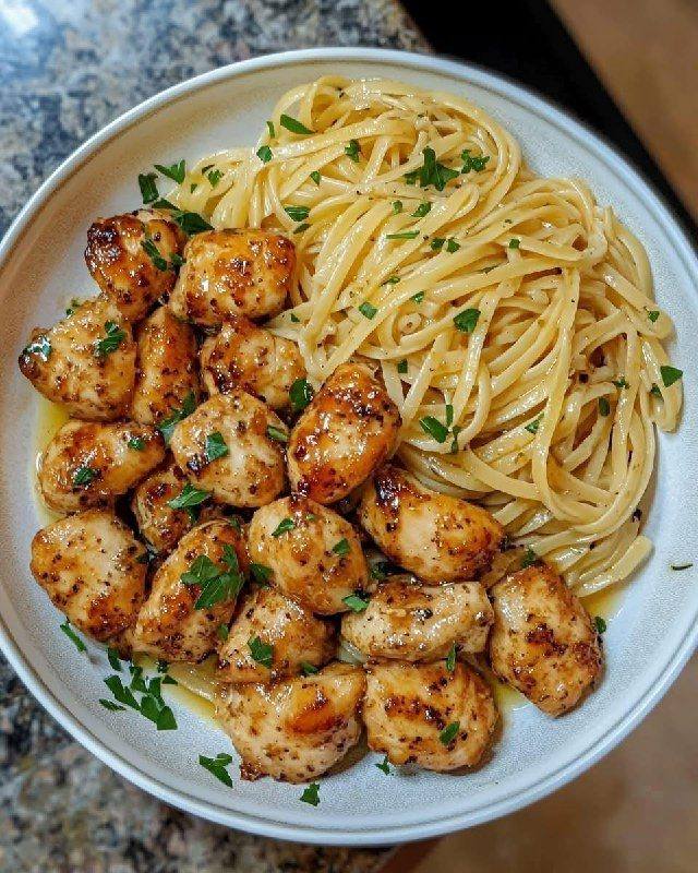 Pollo con mantequilla de ajo con pasta limón parmesano: una receta deliciosa y fácil